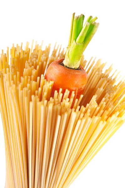 Vollkorn-Spaghetti-Nudeln isoliert auf weiß — Stockfoto