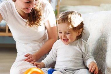 genç anne bebek oğlu ile oynama