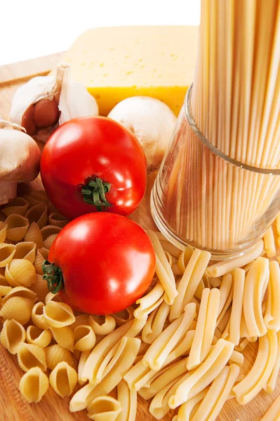 Olika typer av pasta och grönsaker — Stockfoto