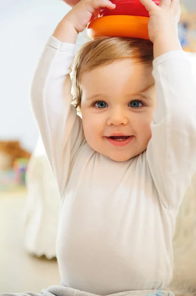 Chłopiec dziecko grając w pomieszczeniu — Zdjęcie stockowe