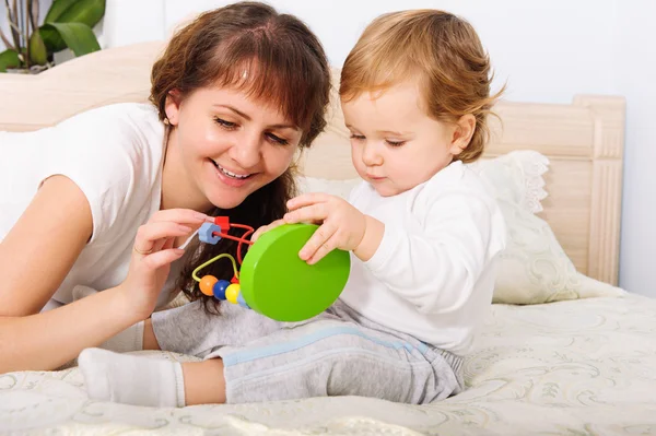 Giovane madre giocare con il suo bambino figlio — Foto Stock