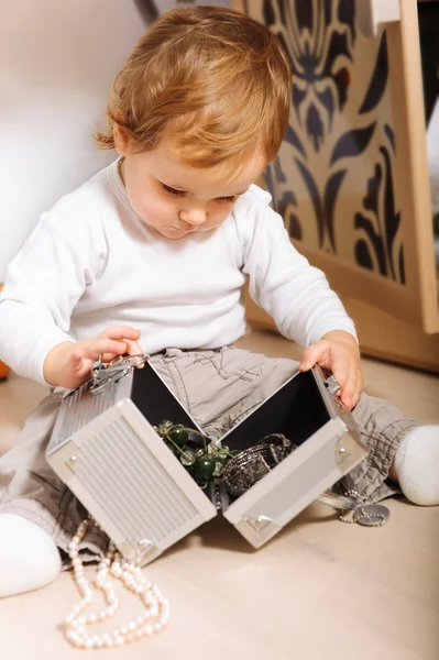 Menino brincando dentro de casa — Fotografia de Stock