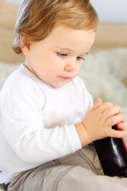 İçeride oynarken erkek bebek