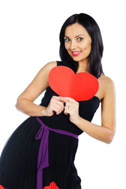 genç kadın üzerinde beyaz izole kalp kırmızı kağıt