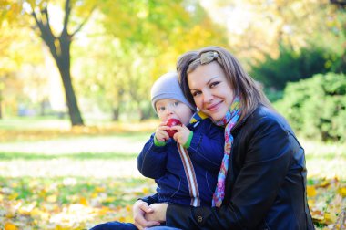 genç anne ile küçük oğlu sonbahar Park