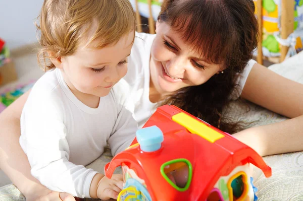 Giovane madre che gioca con il suo piccolo figlio — Foto Stock