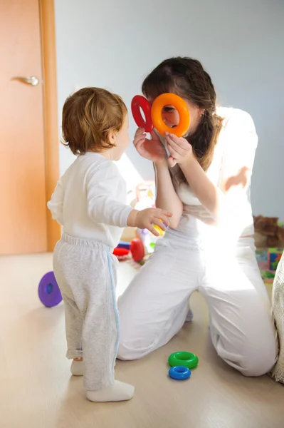 Mãe e filho brincando em casa — Fotografia de Stock