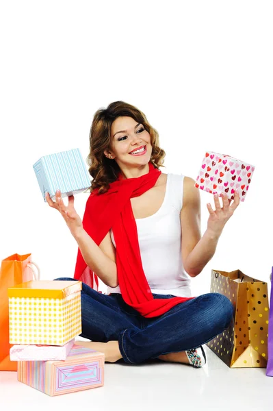 Belle femme avec des boîtes cadeaux et des sacs à provisions isolés — Photo