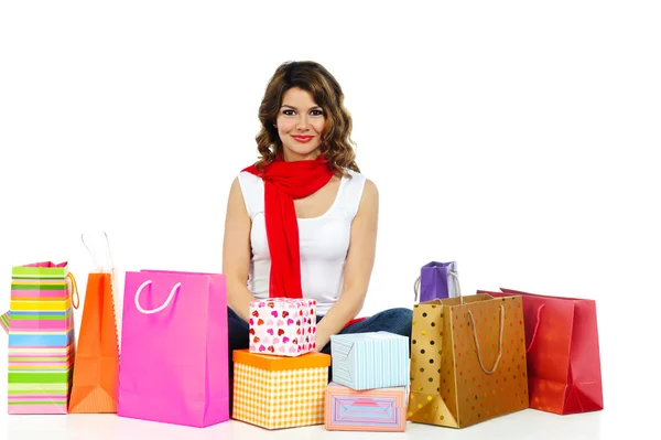 Hermosa mujer con cajas presentes y bolsas de compras aisladas — Foto de Stock