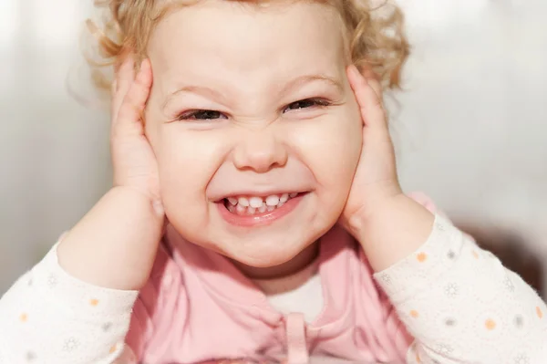 Opgewonden babymeisje leunend op haar handen — Stockfoto