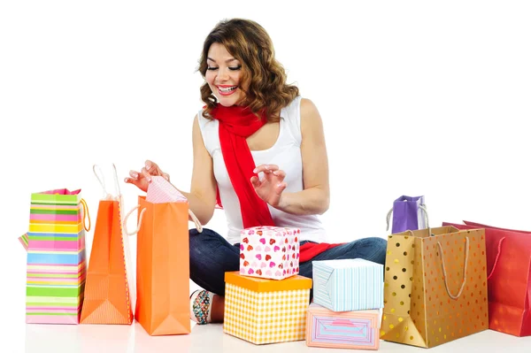 Menina feliz à procura de presente em sacos de compras — Fotografia de Stock