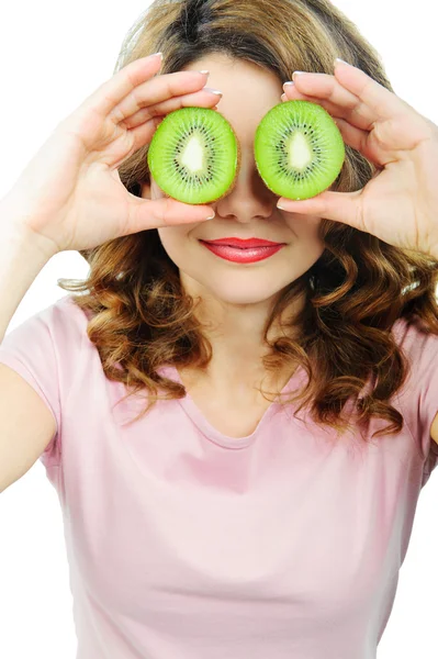 Jonge vrouw met kiwi fruit voor haar ogen — Stockfoto