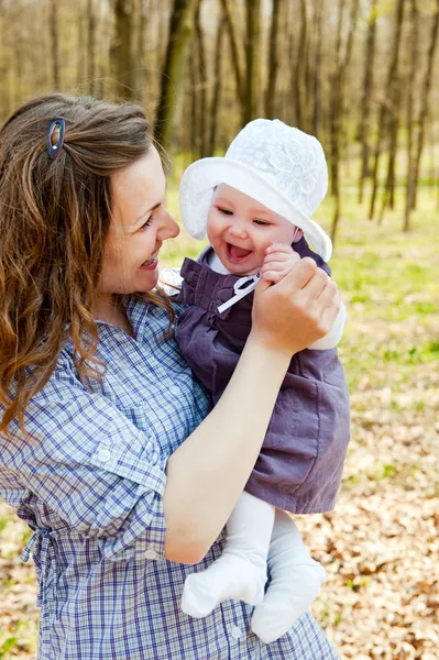 Ung mamma med lilla baby dotter i park — Stockfoto