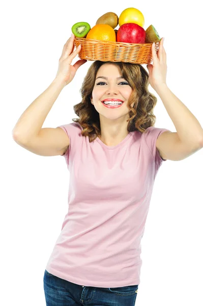 Όμορφη κοπέλα που κρατά τα φρέσκα φρούτα, πάνω από το κεφάλι που απομονώνονται σε λευκό — Φωτογραφία Αρχείου