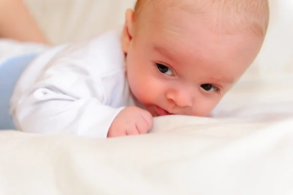 Niedliches Neugeborenes liegt im Bett — Stockfoto