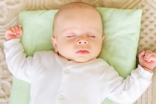 Lindo bebé recién nacido durmiendo en la cama — Foto de Stock