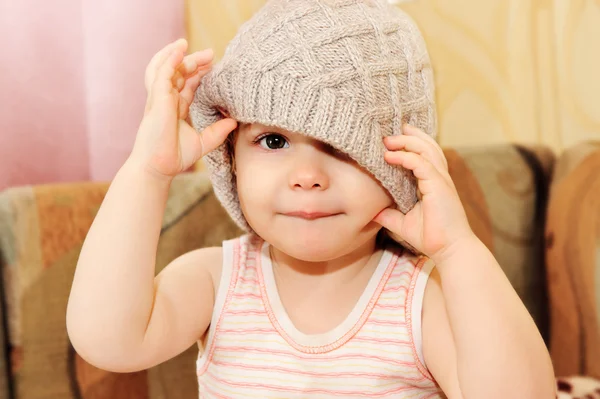 Retrato de bebê usando touca de malha — Fotografia de Stock