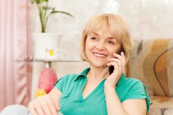 Donna attraente al telefono — Foto Stock