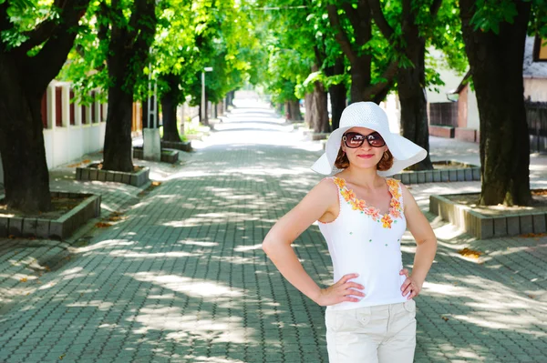 Young lady posing on pave alley — Stock Photo, Image