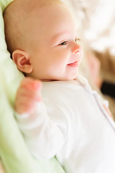 Lindo bebé recién nacido sonriendo en la cama — Foto de Stock