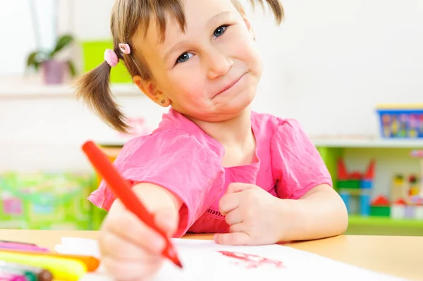 Mignonne petite fille étude à la maison — Photo