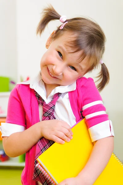 Menina tímida bonito com pasta notebook — Fotografia de Stock