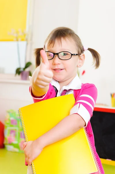 Nettes kleines Mädchen in Brille zeigt Daumen nach oben — Stockfoto