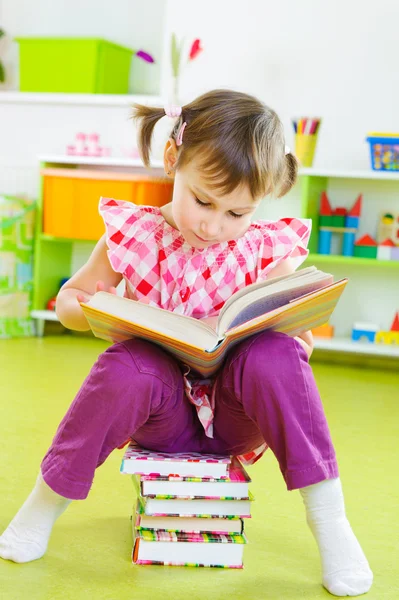 Carino libro di lettura bambina seduta sul pavimento — Foto Stock