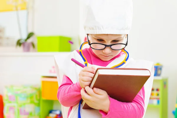 Schattig klein meisje spelen in arts — Stockfoto