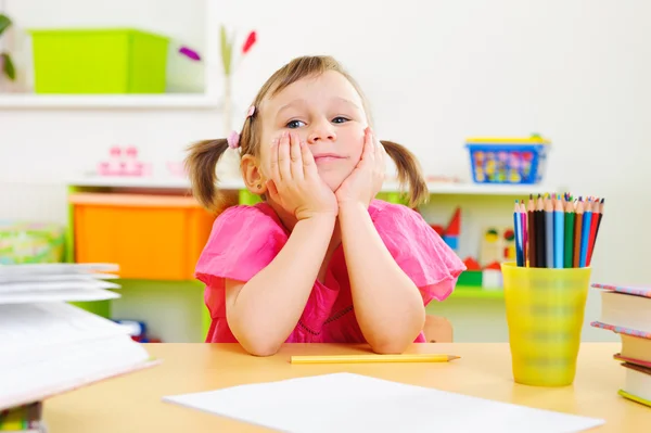 Rolig liten flicka lutar på kinderna — Stockfoto