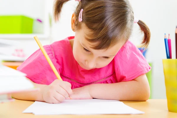 Carino bambina studiare a casa — Foto Stock