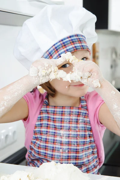 부엌에서 요리 하는 어린 소녀 — 스톡 사진