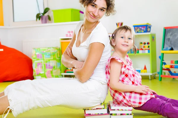 Feliz madre e hija pequeña — Foto de Stock