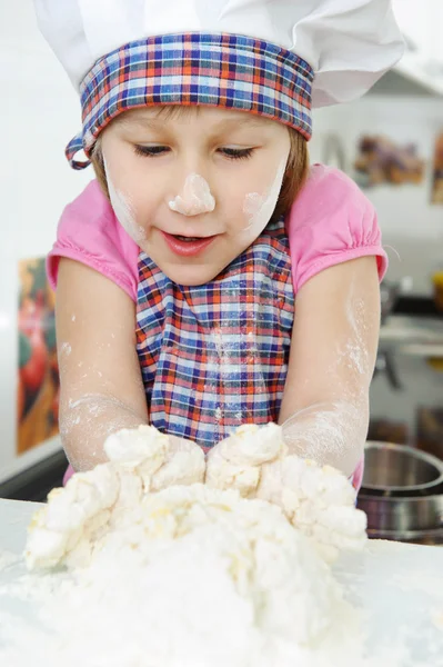 Liten flicka matlagning i köket — Stockfoto