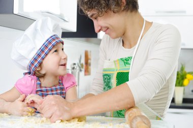genç anne ile küçük kızı kurabiye hazırlama