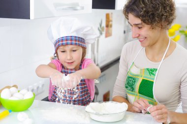 Tatlı küçük kız serpin