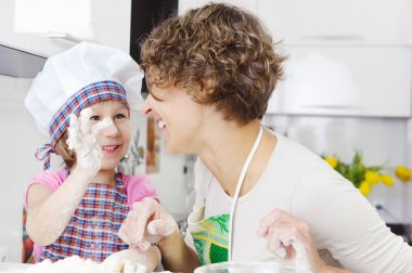 Anne ile kızı neşeli pişirme