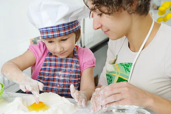 Genç anne ile küçük kızı kurabiye hazırlama — Stok fotoğraf