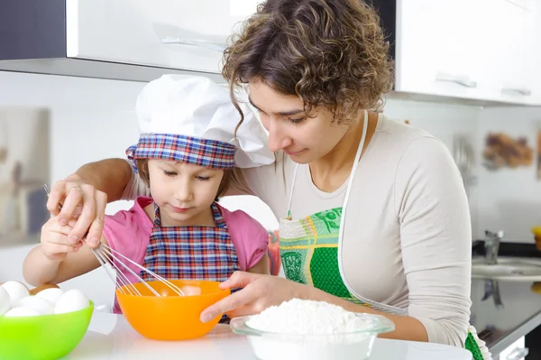 Mladá maminka s malou dcerou připravovat soubory cookie — Stock fotografie