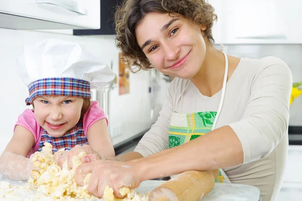 Jovem mãe com filhinha preparando biscoitos — Fotografia de Stock