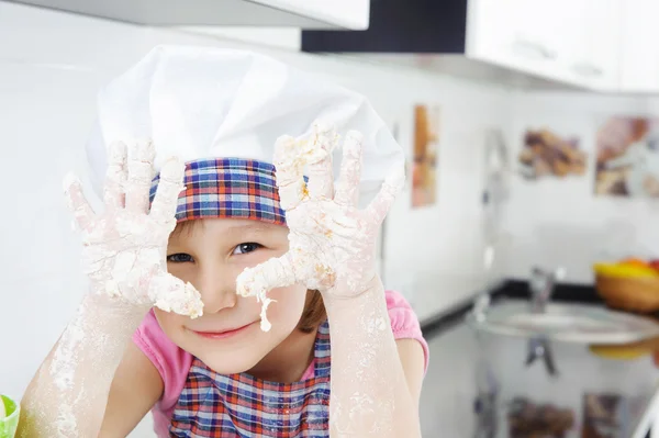 在厨房里做饭的小女孩 — 图库照片