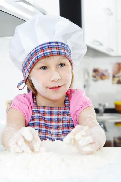 Menina bonito cozinhar biscoitos — Fotografia de Stock