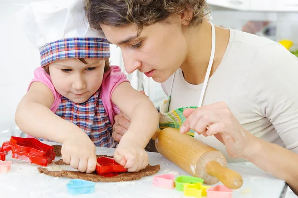 Mère avec sa fille faisant des biscuits — Photo