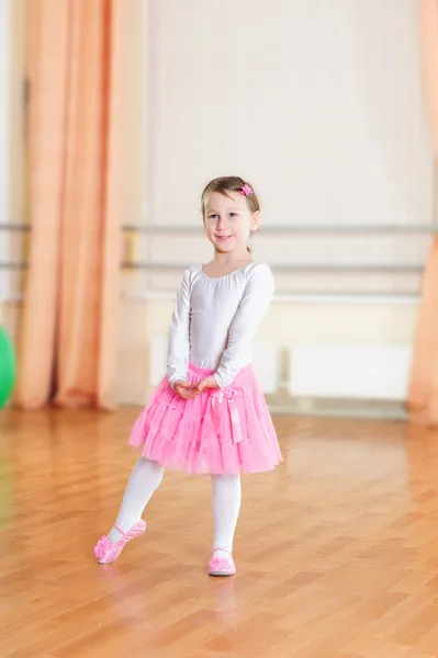 Dançarina de balé na aula de treinamento — Fotografia de Stock