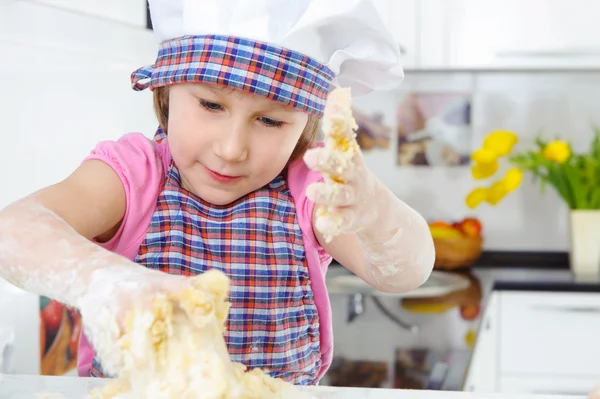 Little girl kneading dough — Stock Photo, Image