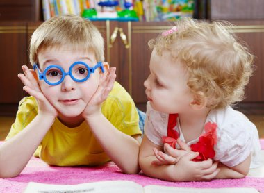 kattaki kız kardeşiyle oyuncak bardaklarda komik kardeşi