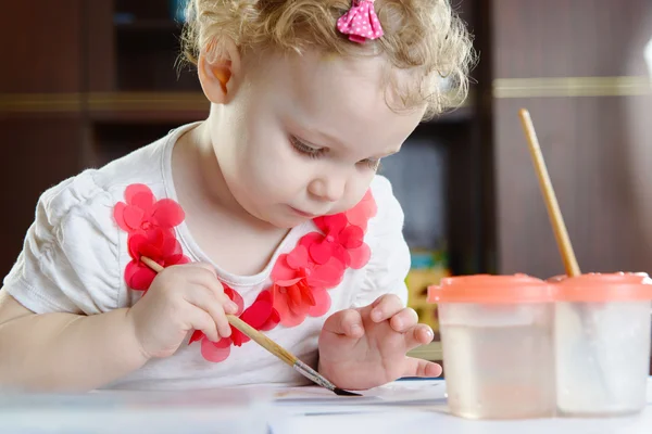 Cute little girl malarstwo w domu — Zdjęcie stockowe