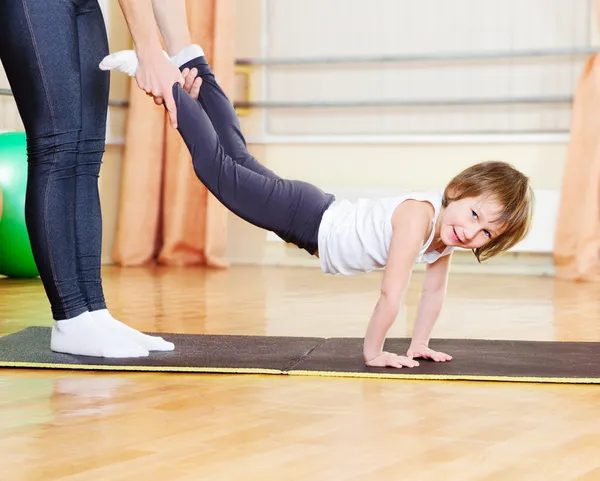 Mother with doghter in sport hall — Stock Photo, Image