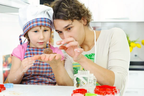 Mladá maminka s malou dcerou připravovat soubory cookie — Stock fotografie