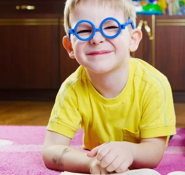 Lustiger Junge mit Brille — Stockfoto